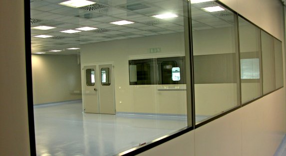 How Cleanroom Windows Enhance Sterility and Safety