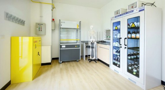 How to Choose the Right Lab Chemical Storage Cabinet