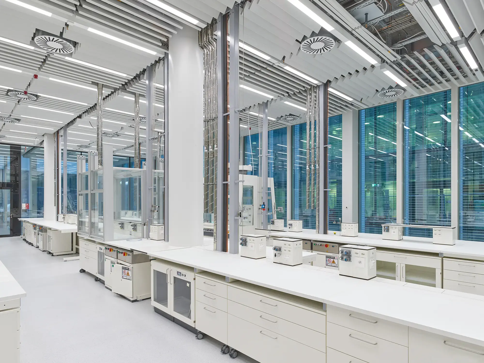 Specialty & Ultra-High Purity Gas Systems in Saudi Arabia Complete Guide for Research & Industrial Labs